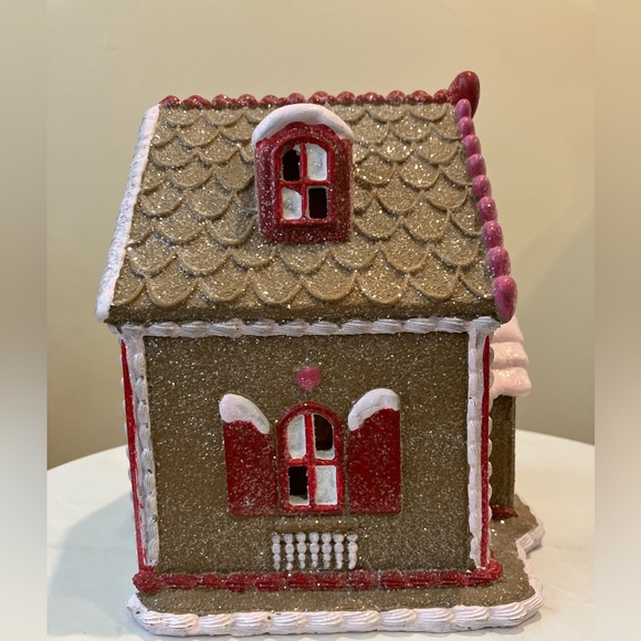 Cupcakes and Cashmere Gingerbread Valentine’s Day House. - Picture 5 of 8